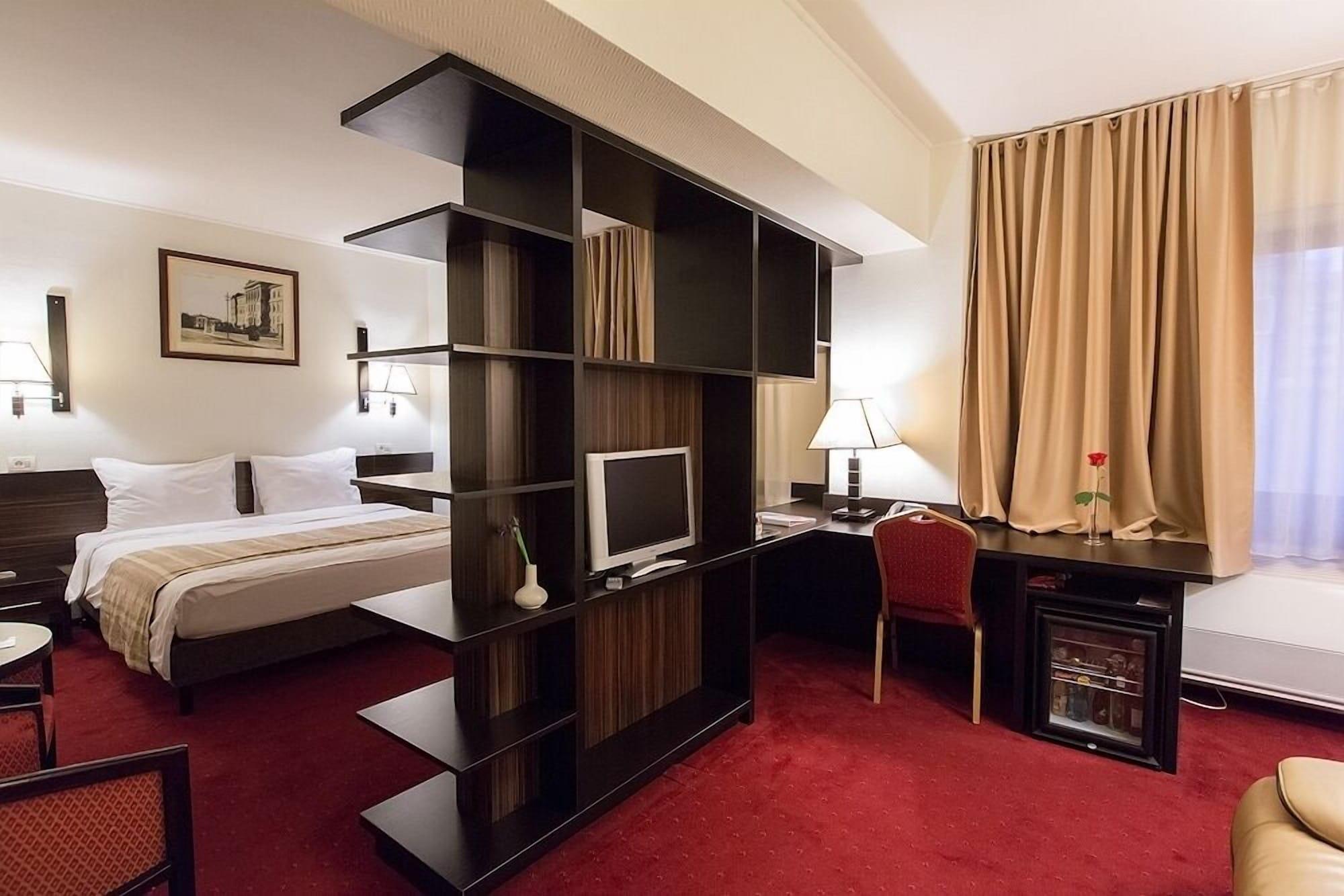 Ramada Iasi City Center Bagian luar foto