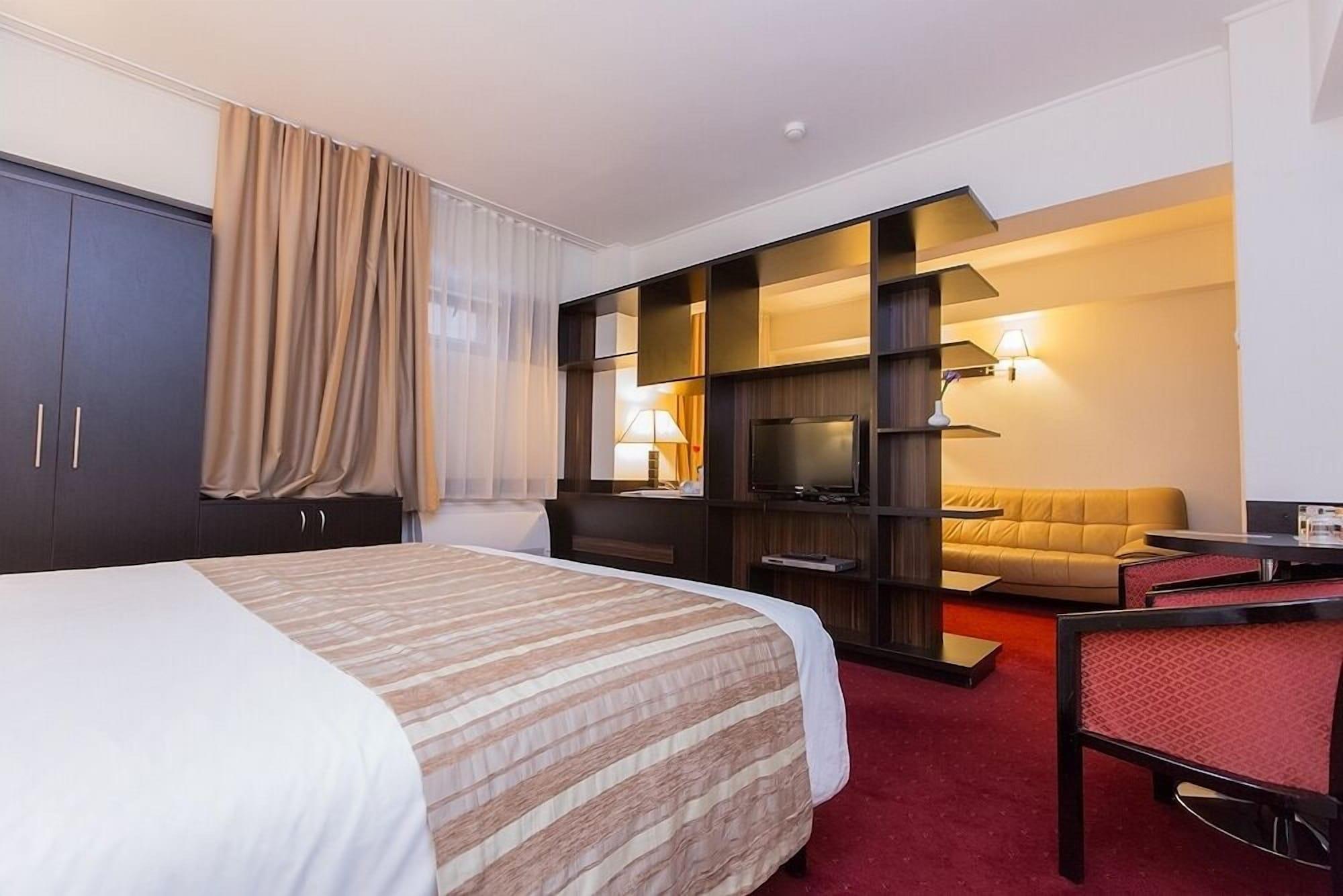 Ramada Iasi City Center Bagian luar foto