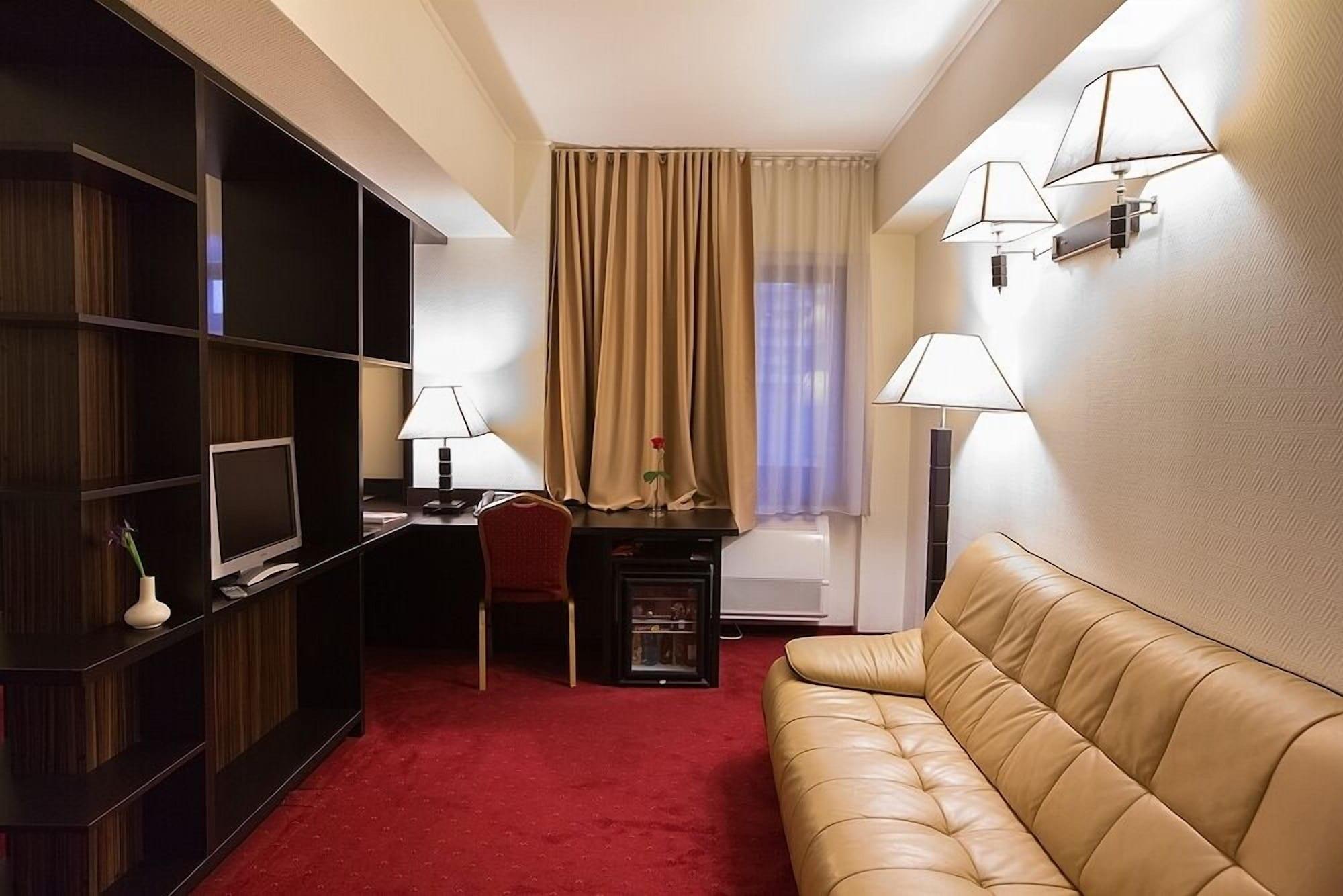 Ramada Iasi City Center Bagian luar foto