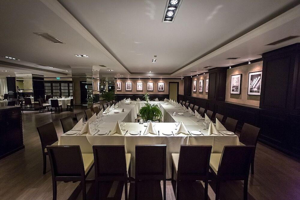 Ramada Iasi City Center Bagian luar foto