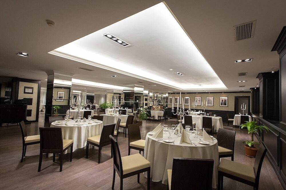 Ramada Iasi City Center Bagian luar foto