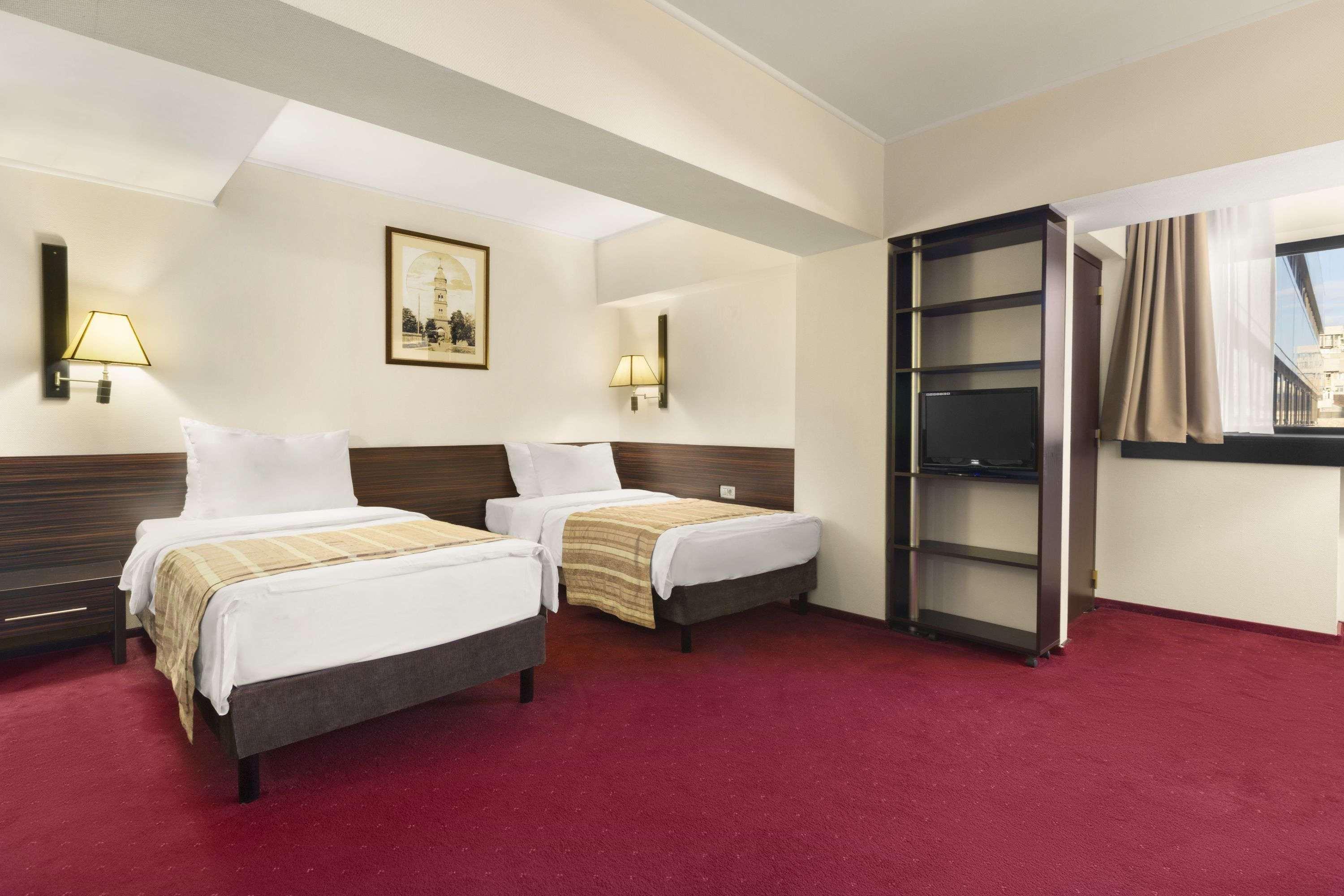 Ramada Iasi City Center Bagian luar foto
