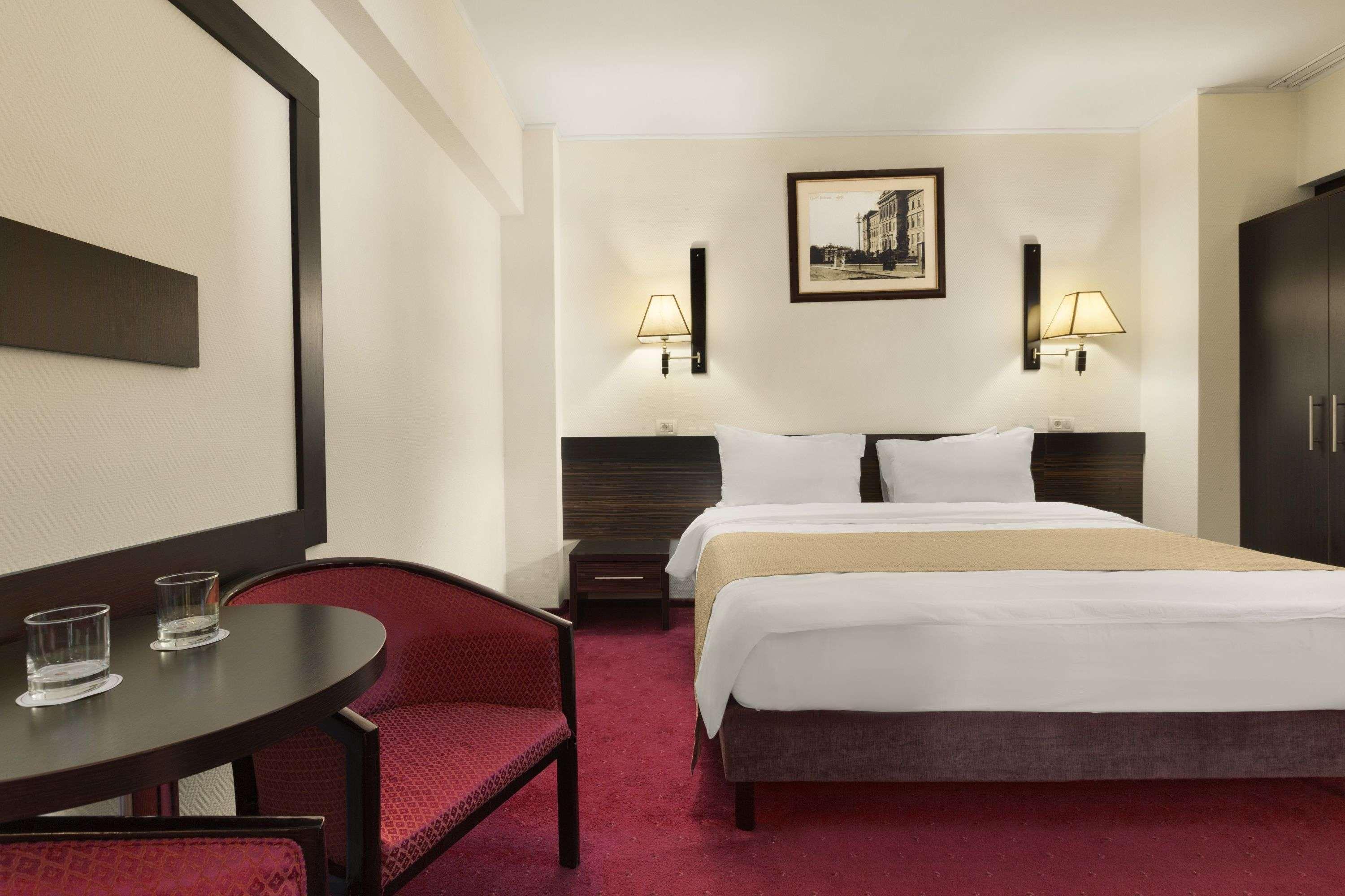 Ramada Iasi City Center Bagian luar foto