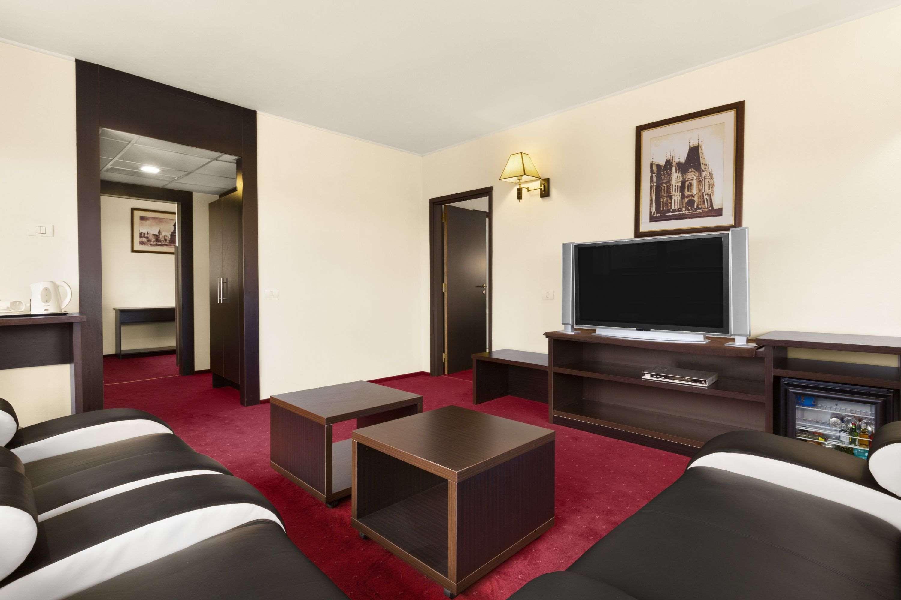 Ramada Iasi City Center Bagian luar foto
