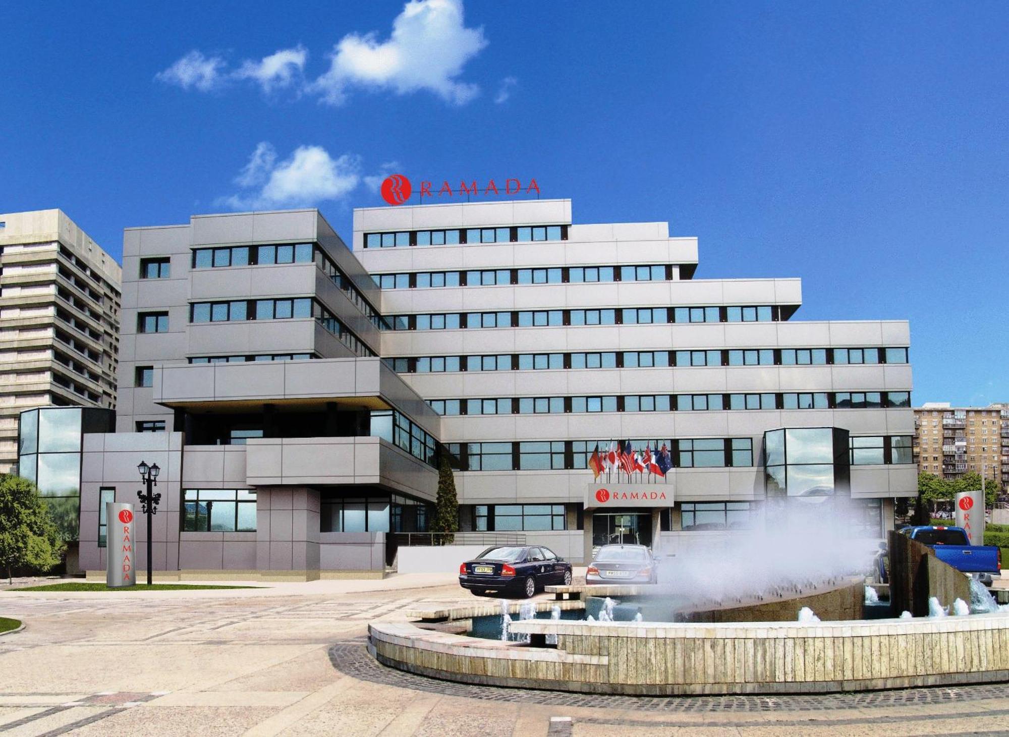 Ramada Iasi City Center Bagian luar foto