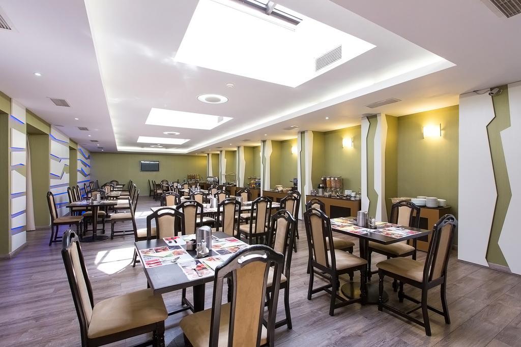 Ramada Iasi City Center Bagian luar foto