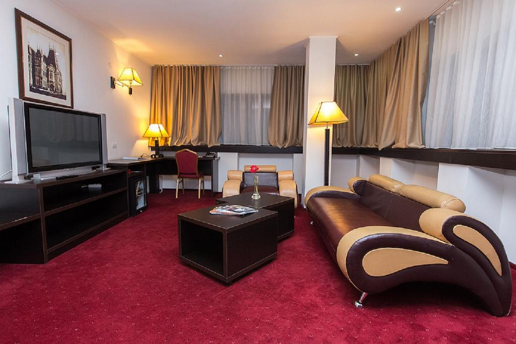 Ramada Iasi City Center Bagian luar foto