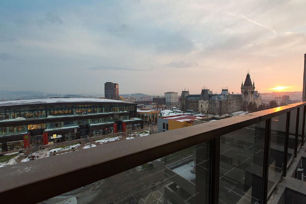 Ramada Iasi City Center Bagian luar foto