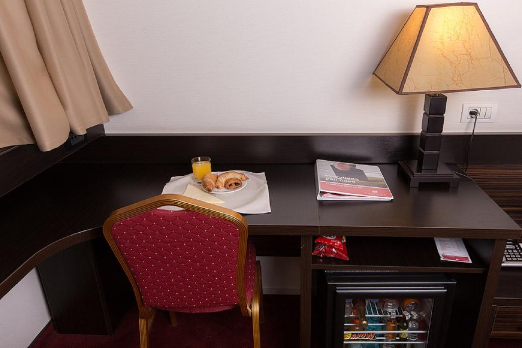 Ramada Iasi City Center Bagian luar foto