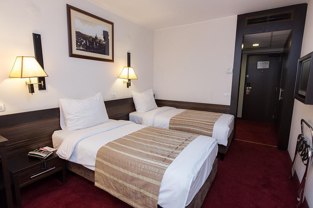 Ramada Iasi City Center Bagian luar foto