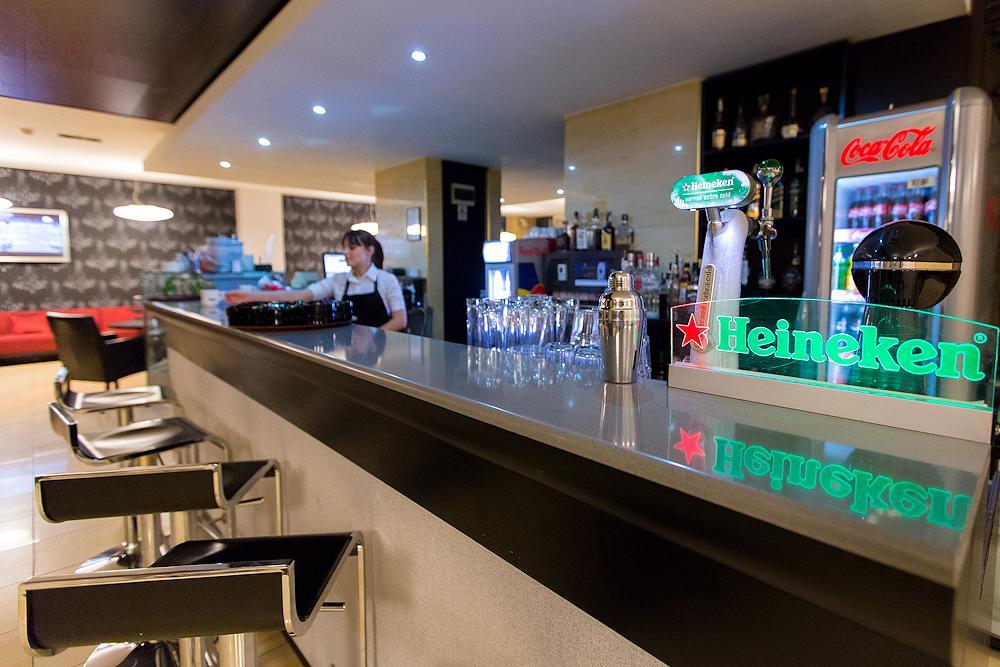Ramada Iasi City Center Bagian luar foto